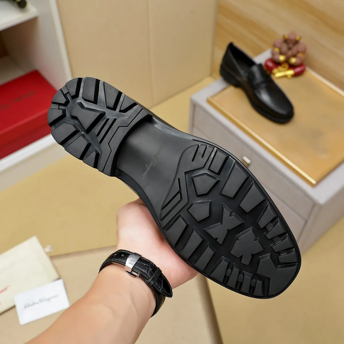 Factory price 440 🔥Ferragamo new leather shoes🇨🇳Official website original 1:1 mold, original quality💯Fine workmanship, high-end luxury☘The upper is made of imported Italian first-layer cowhide🌴Water-dyed🐂Leather lining🍓Rubber wear-resistant and non-slip outsole, breathable and comfortable to wear🍍The first choice for high-grade men🍉, black, size 38-45...